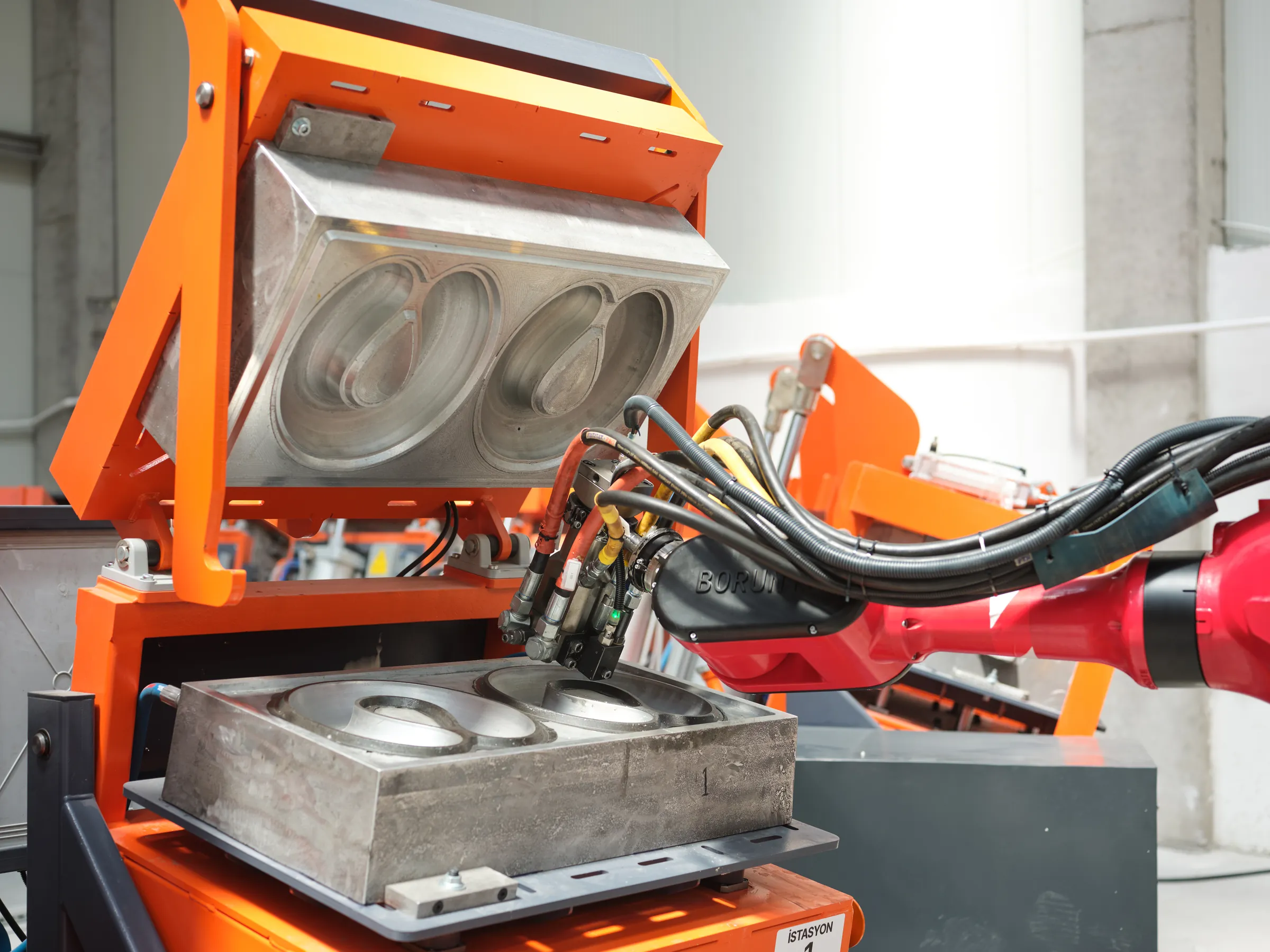 Visco yastık kalıbına döküm yapan robotik kol