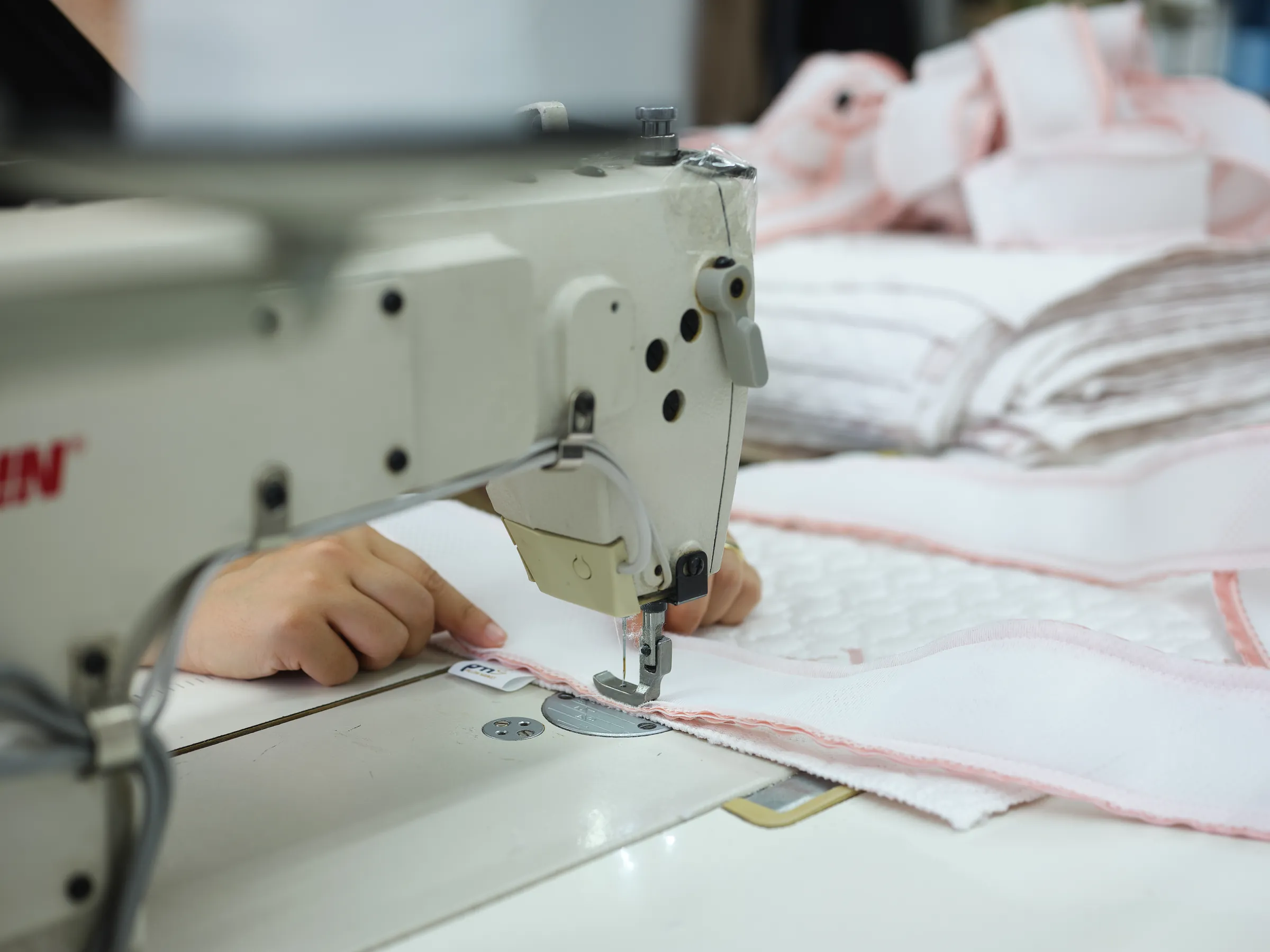 Yastık kılıfının dikiş makinesinde dikilmesi